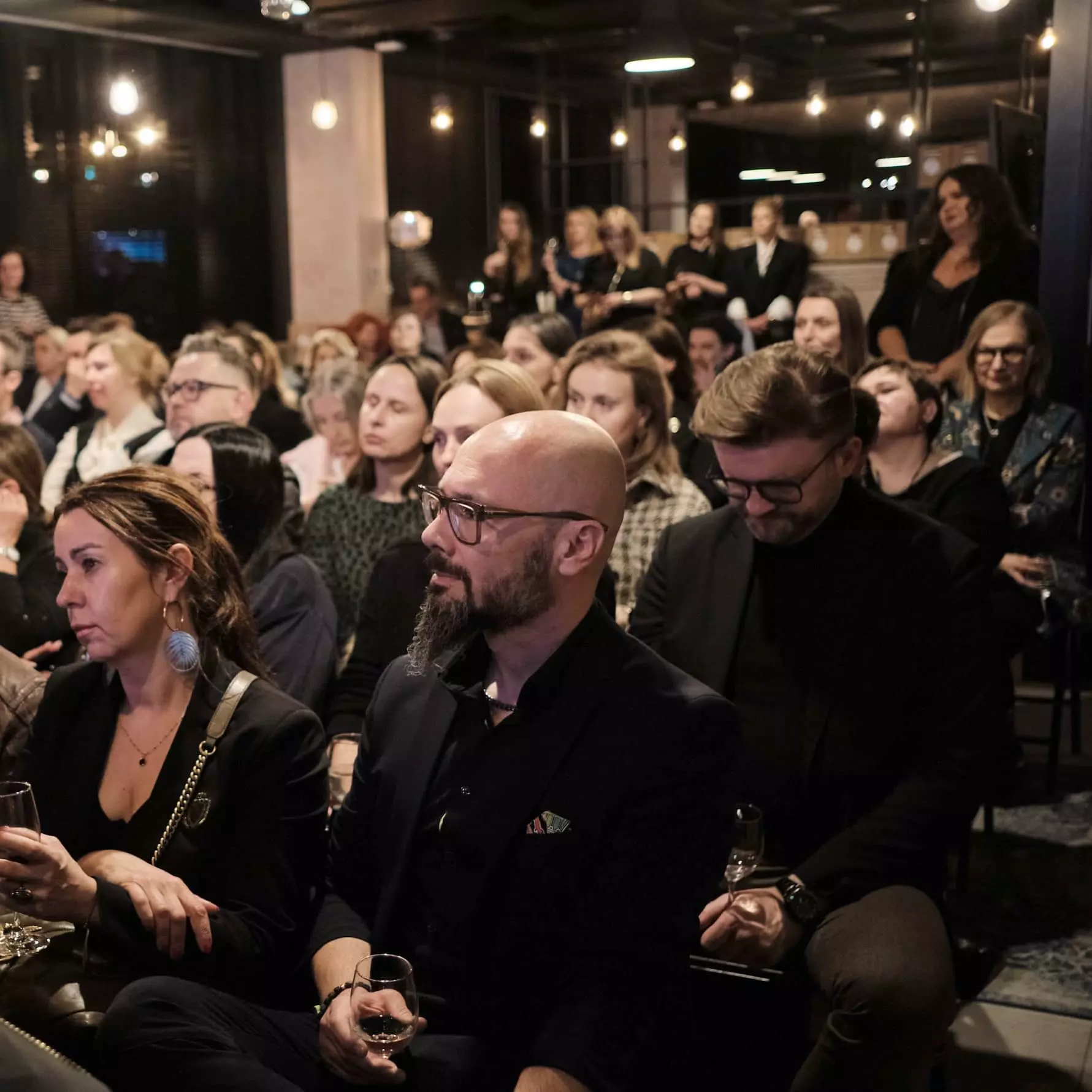 goście zgromadzeni na premierze biżuterii Julia w Elektrowni Powiśle